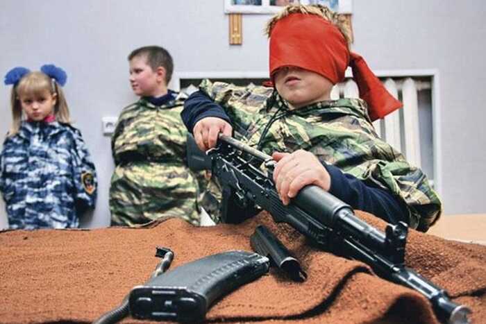 Электронные дневники школьников начали продвигать патриотические лагеря с армейским уклоном