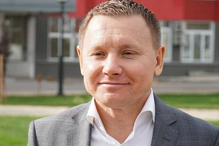 Пока в СИЗО отправляют чиновников, губернатор Андрей Бочаров пиарится на «Сталинграде» и форумах с Беларусью